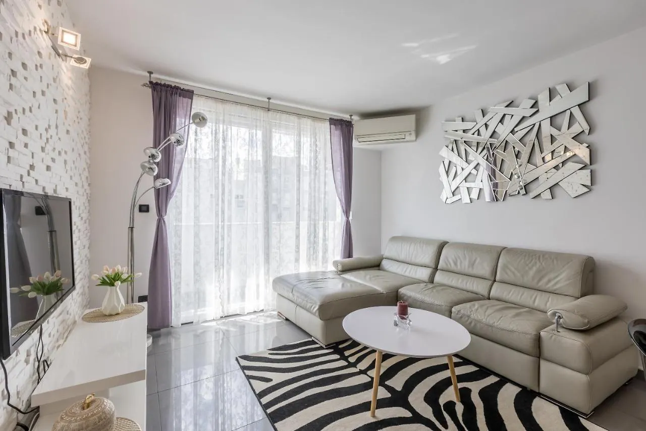 First Choice Apartment Split 0*,